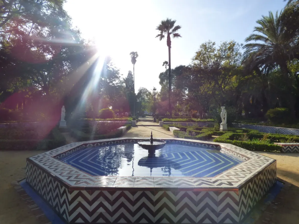 Fontaine octogonale aux motifs noirs et blancs à contre-jour