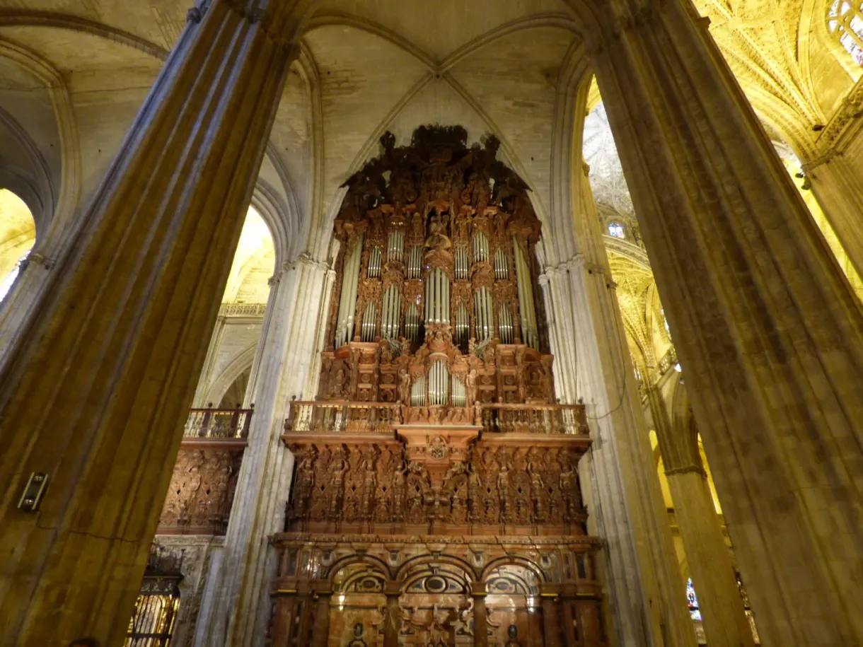 Grandes orgues baroques entre les piliers de la nef