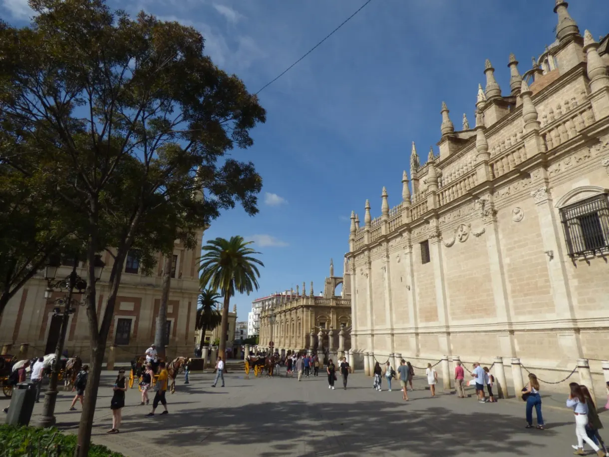 Flanc de la cathédrale et esplanade parcourue par les passants