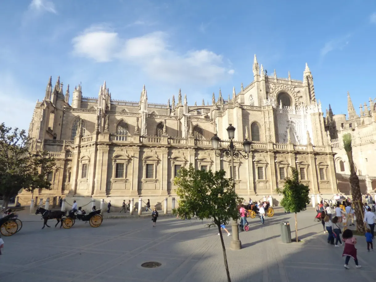 Chevet de la cathédrale et calèche attelée sur la place