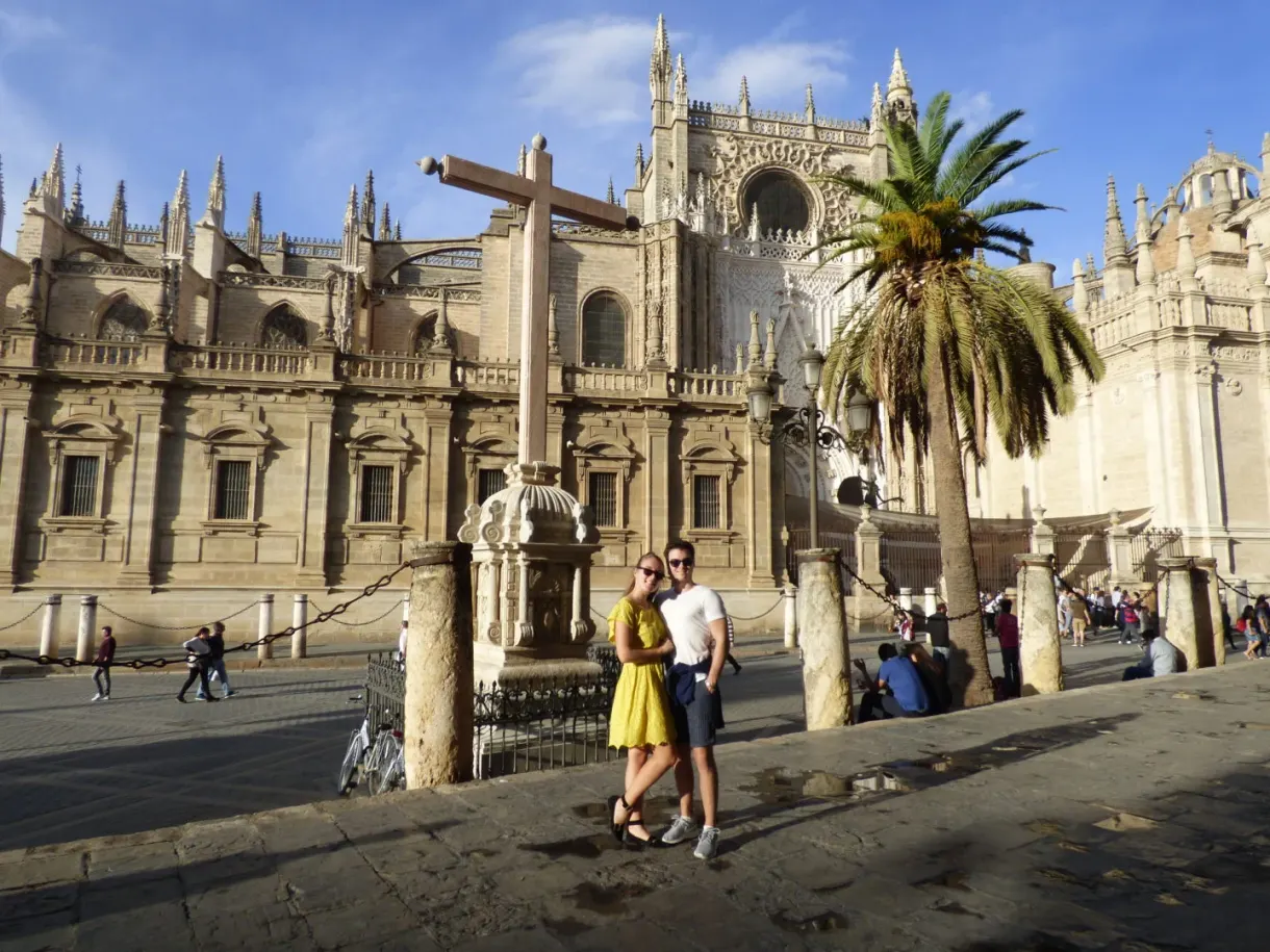Fontaine et palmier devant la cathédrale, deux femmes posant