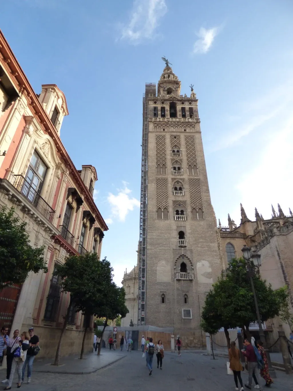 Giralda au bout d'une rue animée du centre ancien