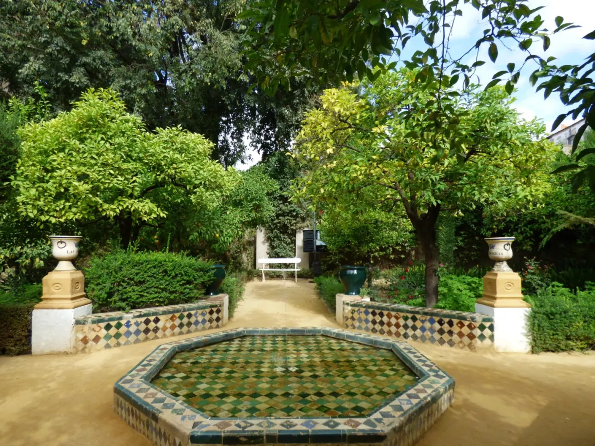 Bassin octogonal de céramique verte au milieu du jardin