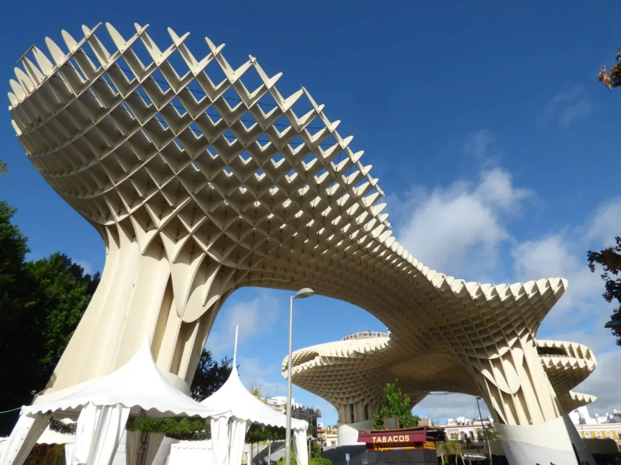 Structure de bois en forme de champignon contre le ciel