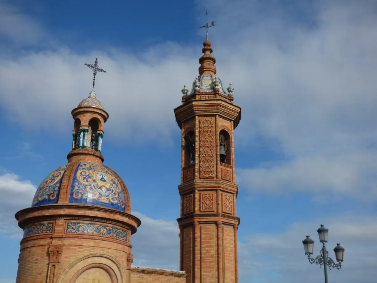 Clocher de céramique et tour de brique sur ciel nuageux