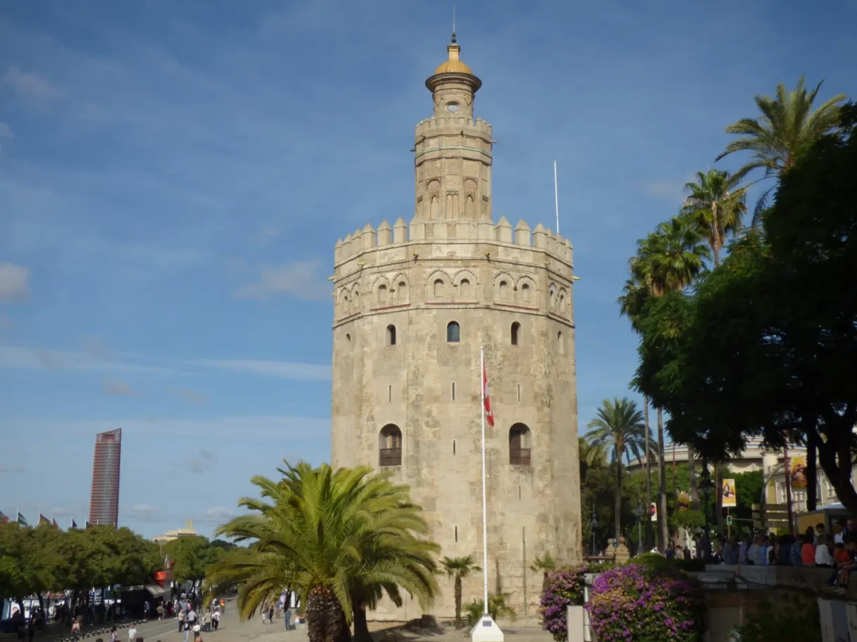 Torre del Oro à douze pans entourée de palmiers