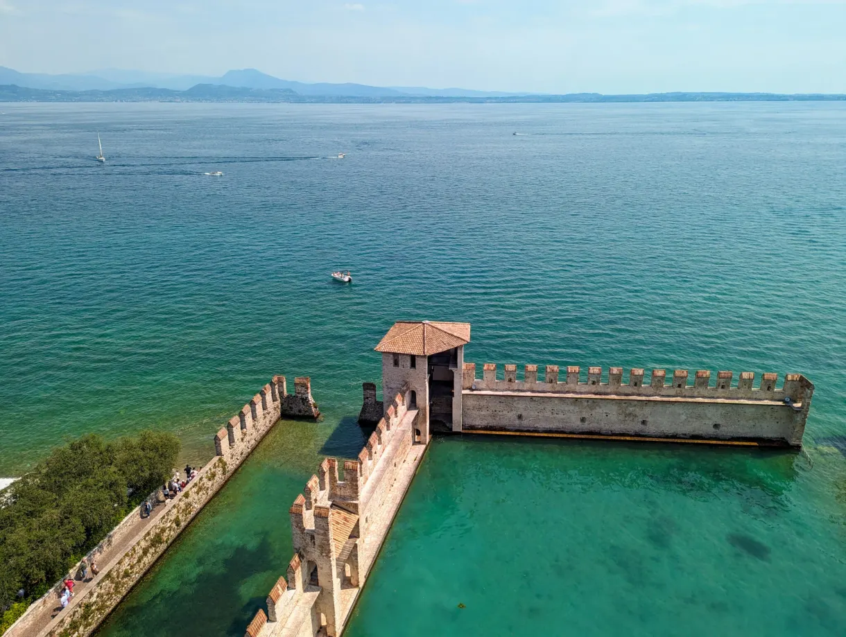 Douves du château et lac de Garde depuis le donjon