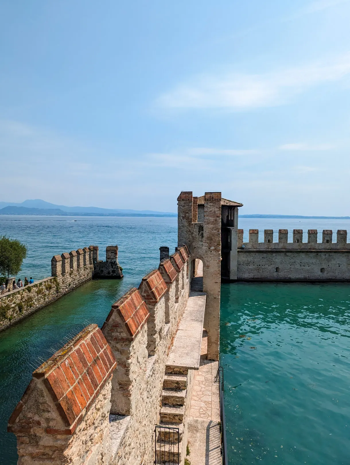 Chemin de ronde crénelé avançant au-dessus de l'eau