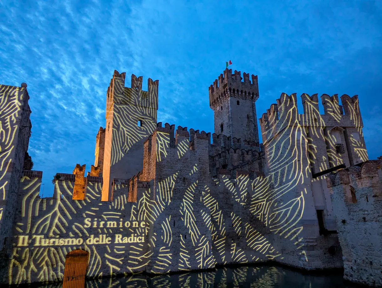 Château illuminé de motifs dorés à la nuit tombée