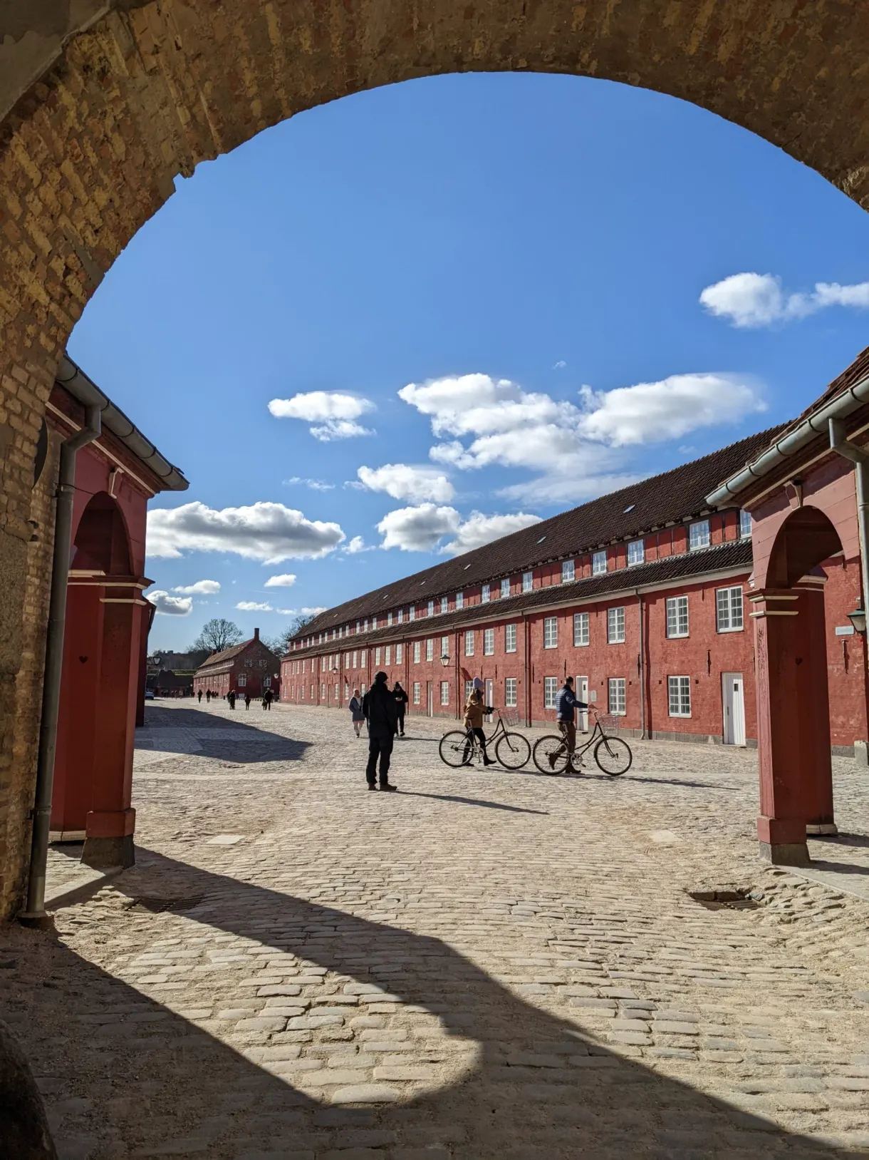 Passage voûté ouvrant sur les casernes rouges et la rue pavée du Kastellet
