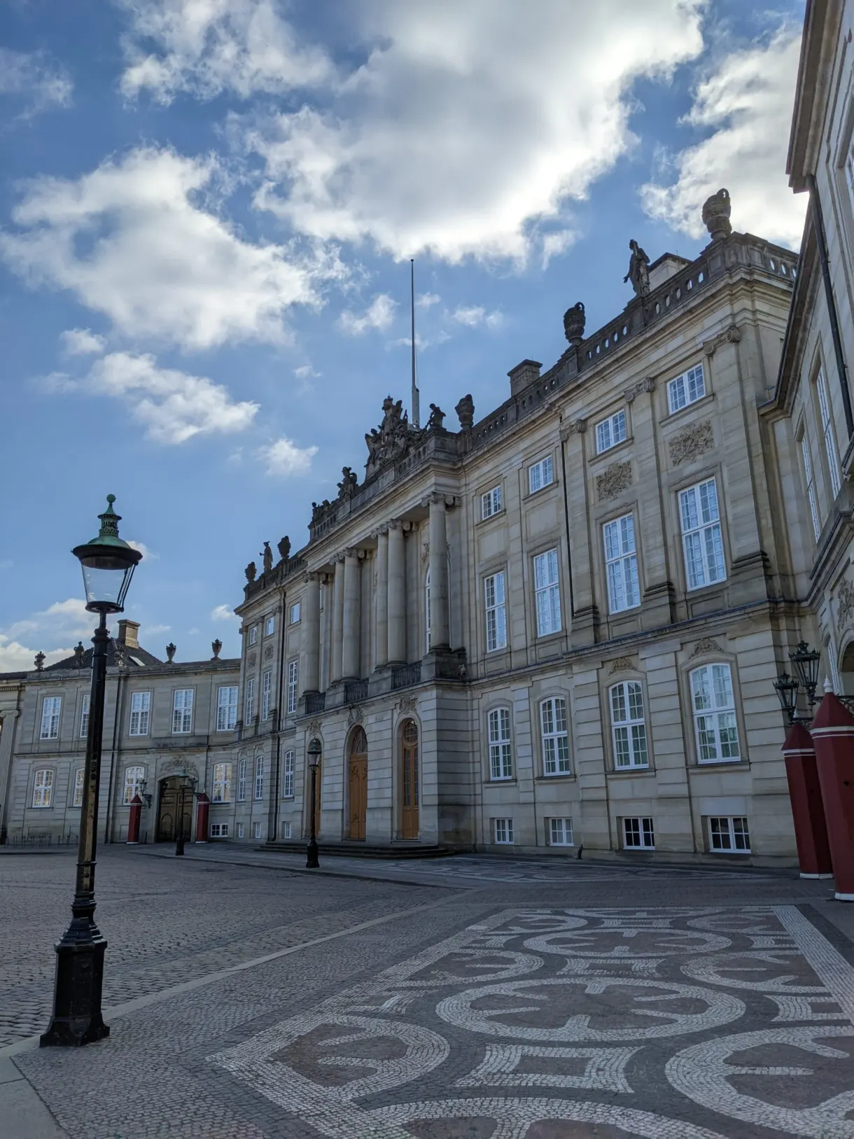 Palais de pierre claire d'Amalienborg et pavage dessiné en éventail