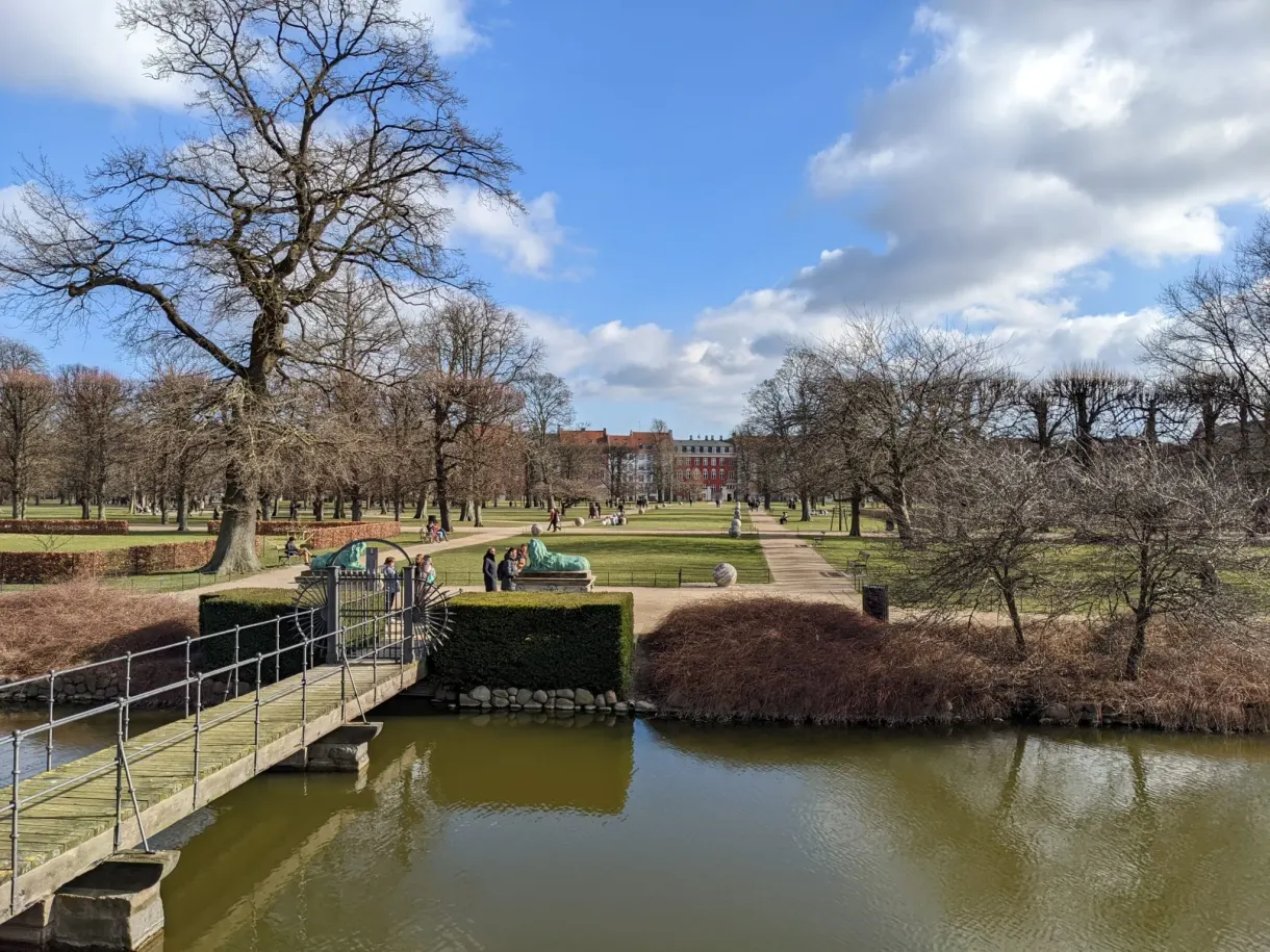 Passerelle métallique sur le bassin du Kongens Have, arbres dénudés