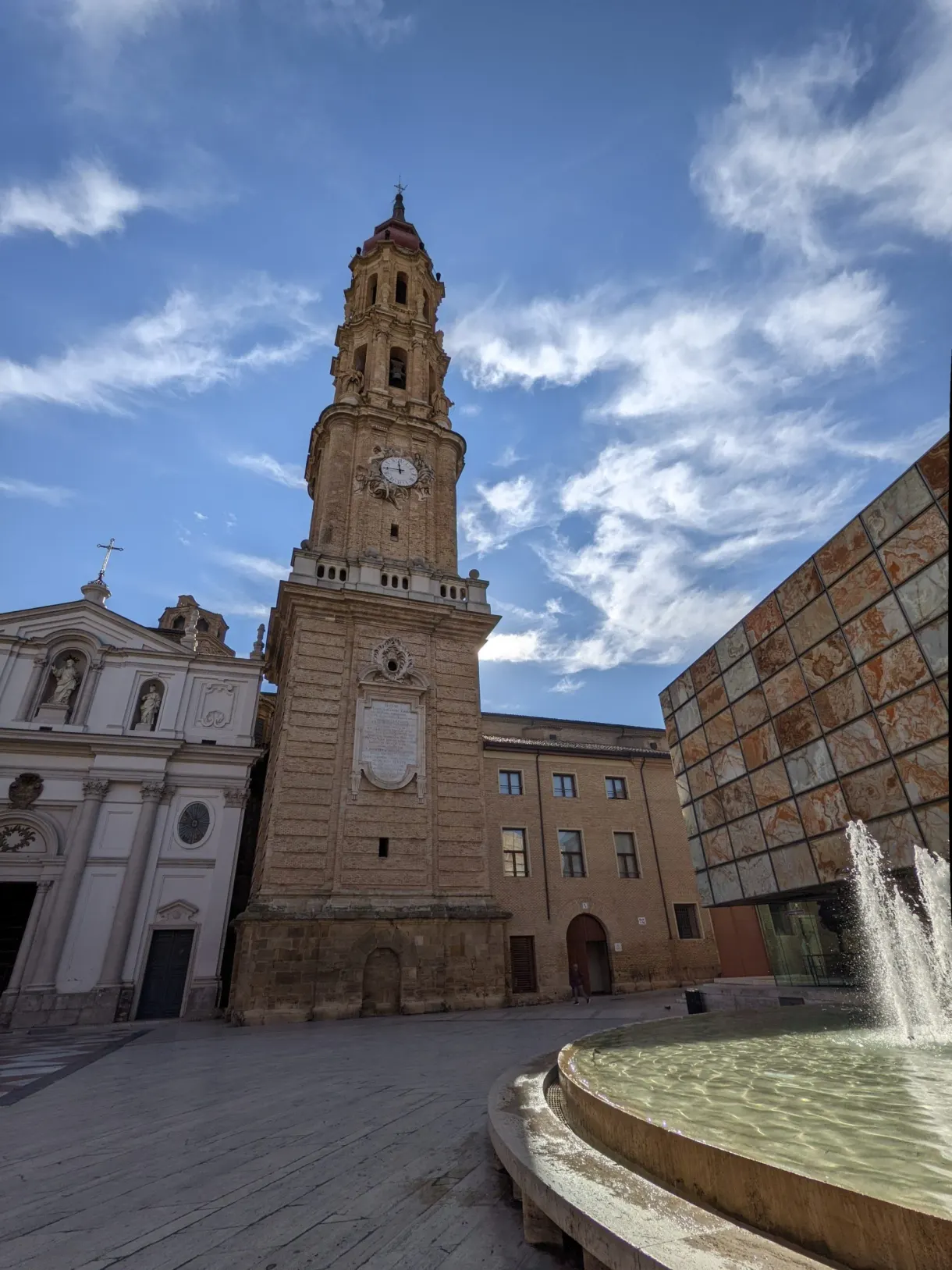 Clocher de la Seo et fontaine devant une pyramide de verre