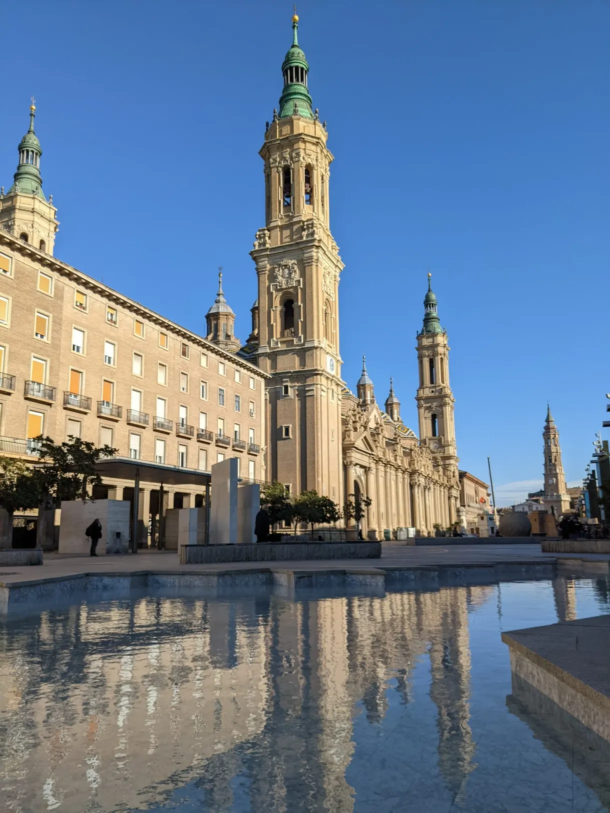 Bassin miroir devant les dômes de la basilique du Pilar
