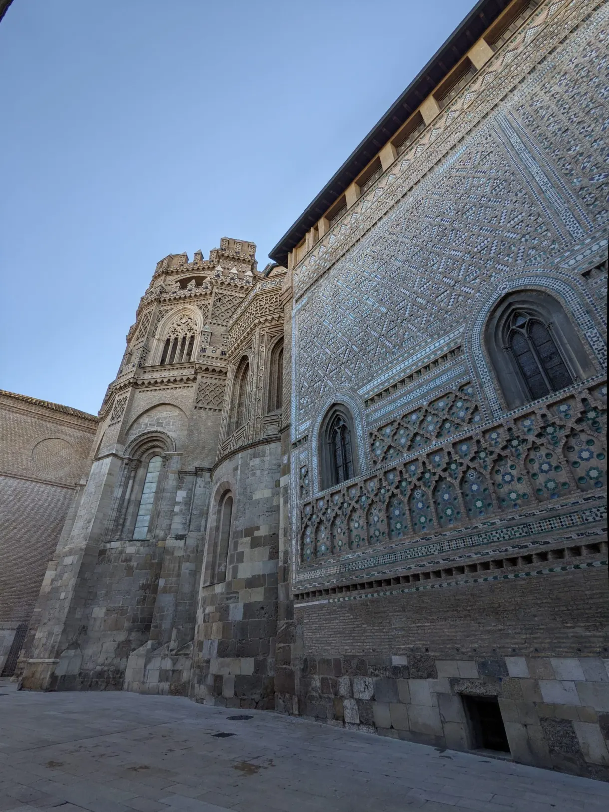 Mur mudéjar de briques et de céramiques polychromes