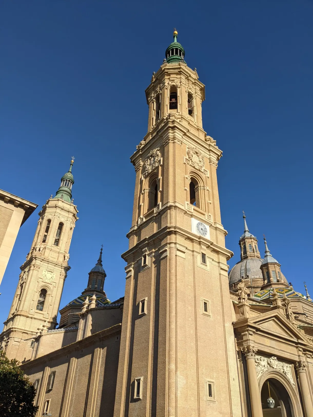 Tours de la basilique du Pilar en contre-plongée