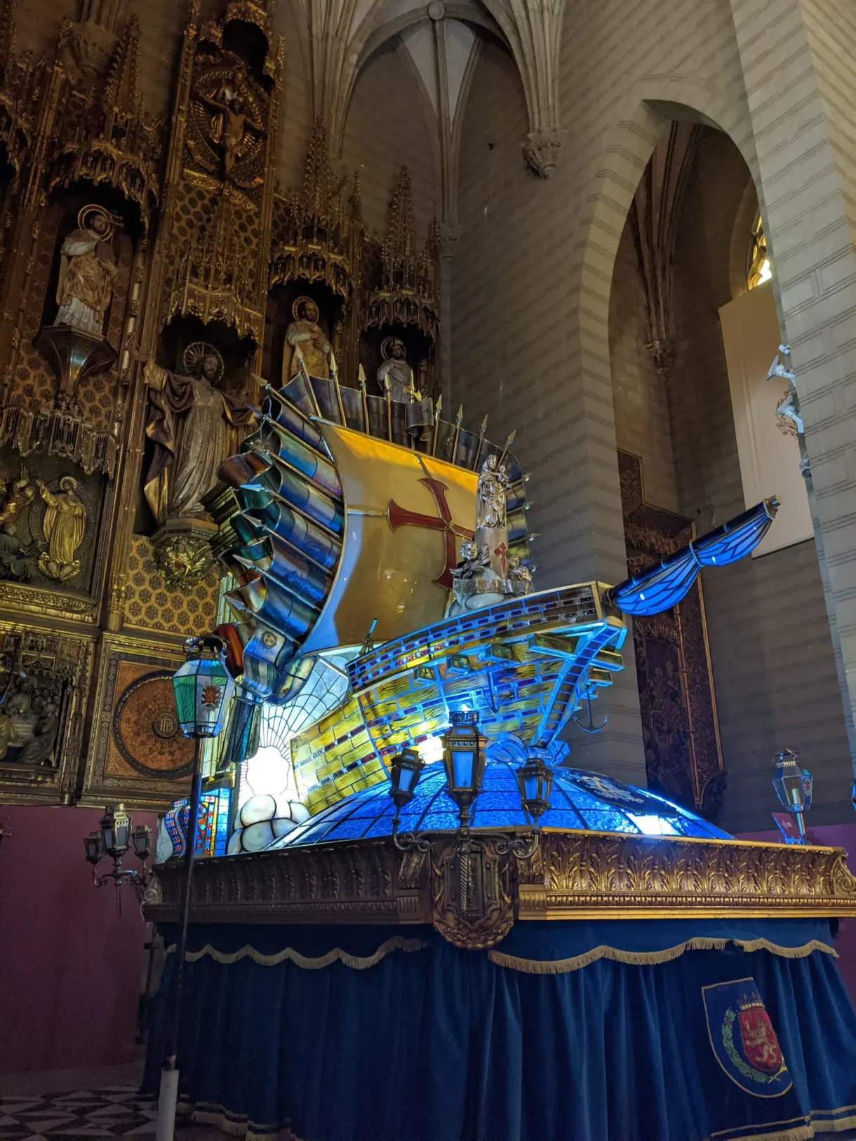 Char processionnel de verre bleu illuminé dans la nef