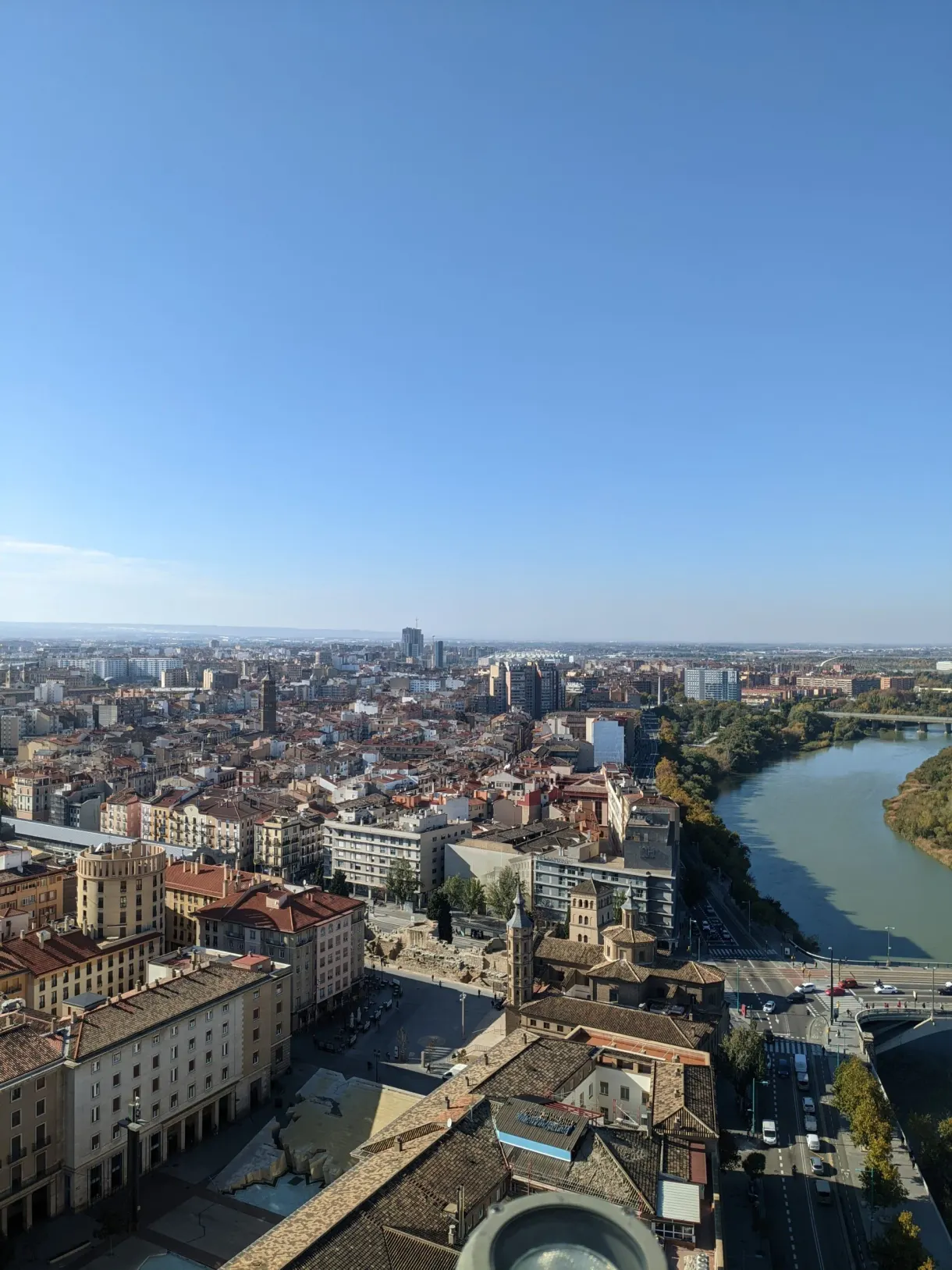 Panorama des toits de la ville et du fleuve depuis la tour