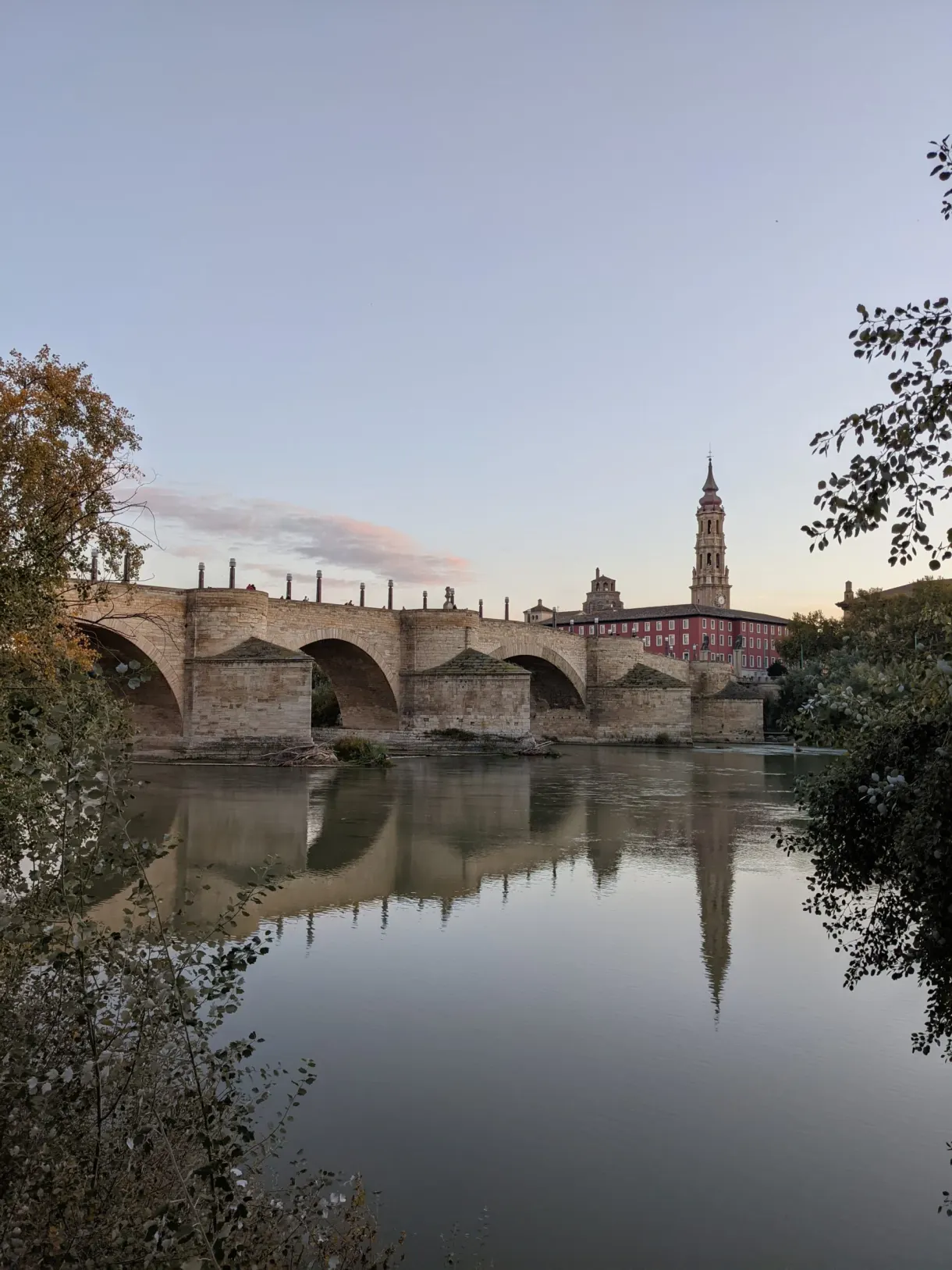 Pont de Pierre et ses arches reflétés au crépuscule