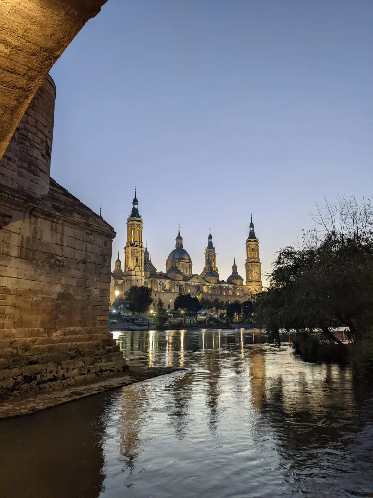 Basilique encadrée par une arche du Pont de Pierre