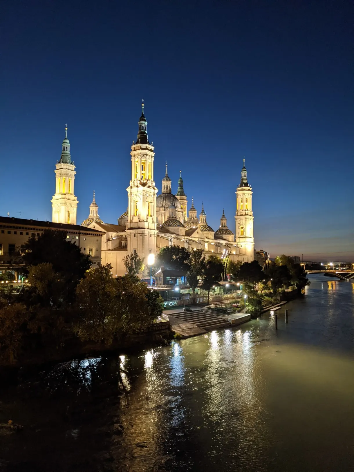 Basilique illuminée se reflétant dans le fleuve la nuit