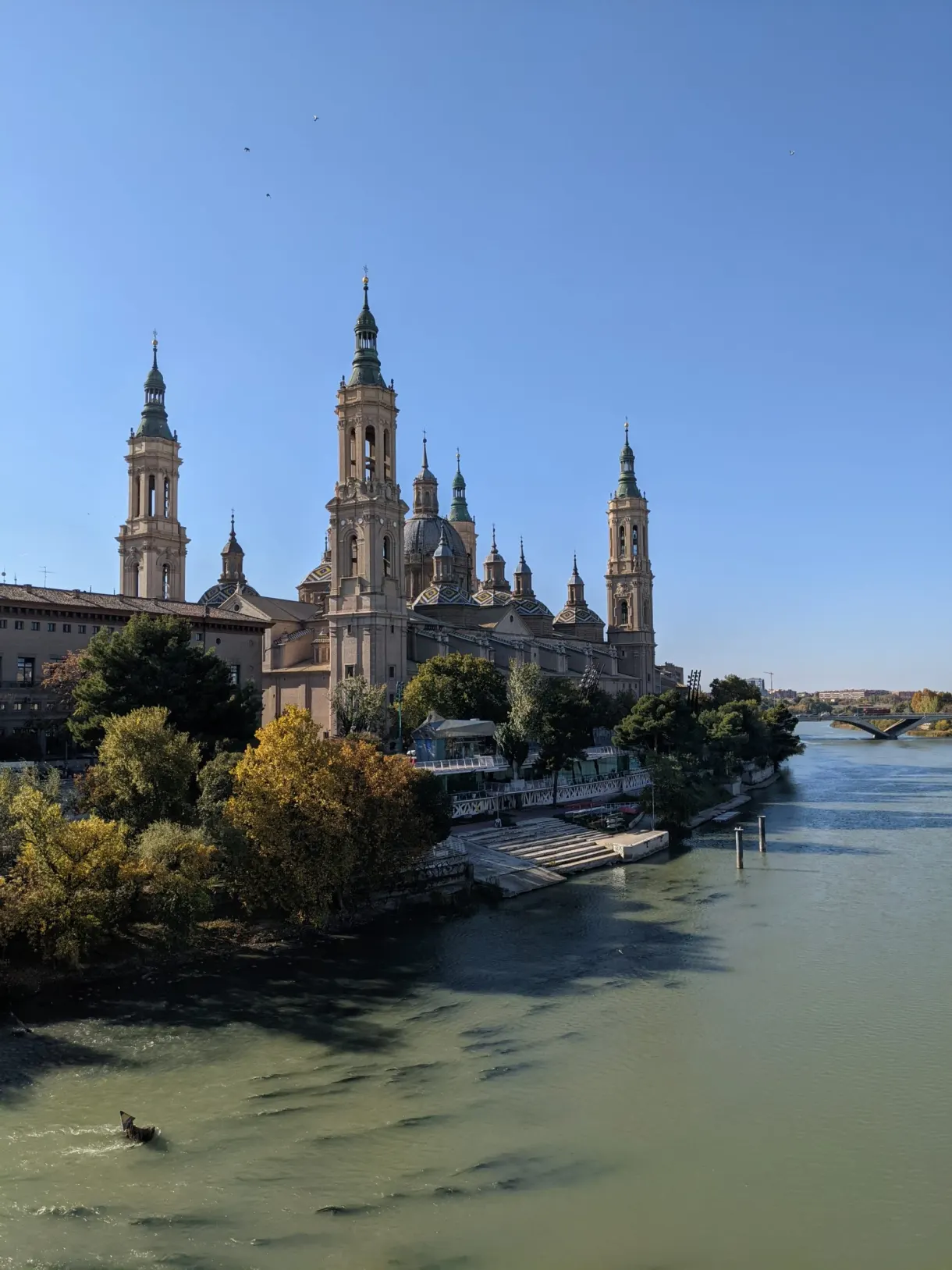 Basilique dominant l'Èbre vue depuis le pont