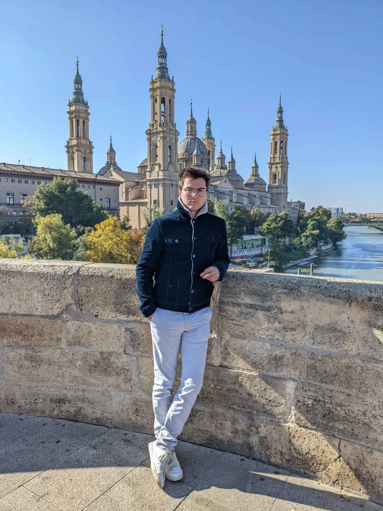 Homme accoudé au parapet du pont devant la basilique