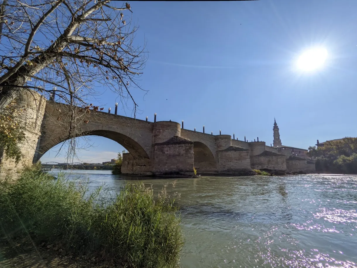 Arche de pierre à contre-jour au-dessus de l'eau