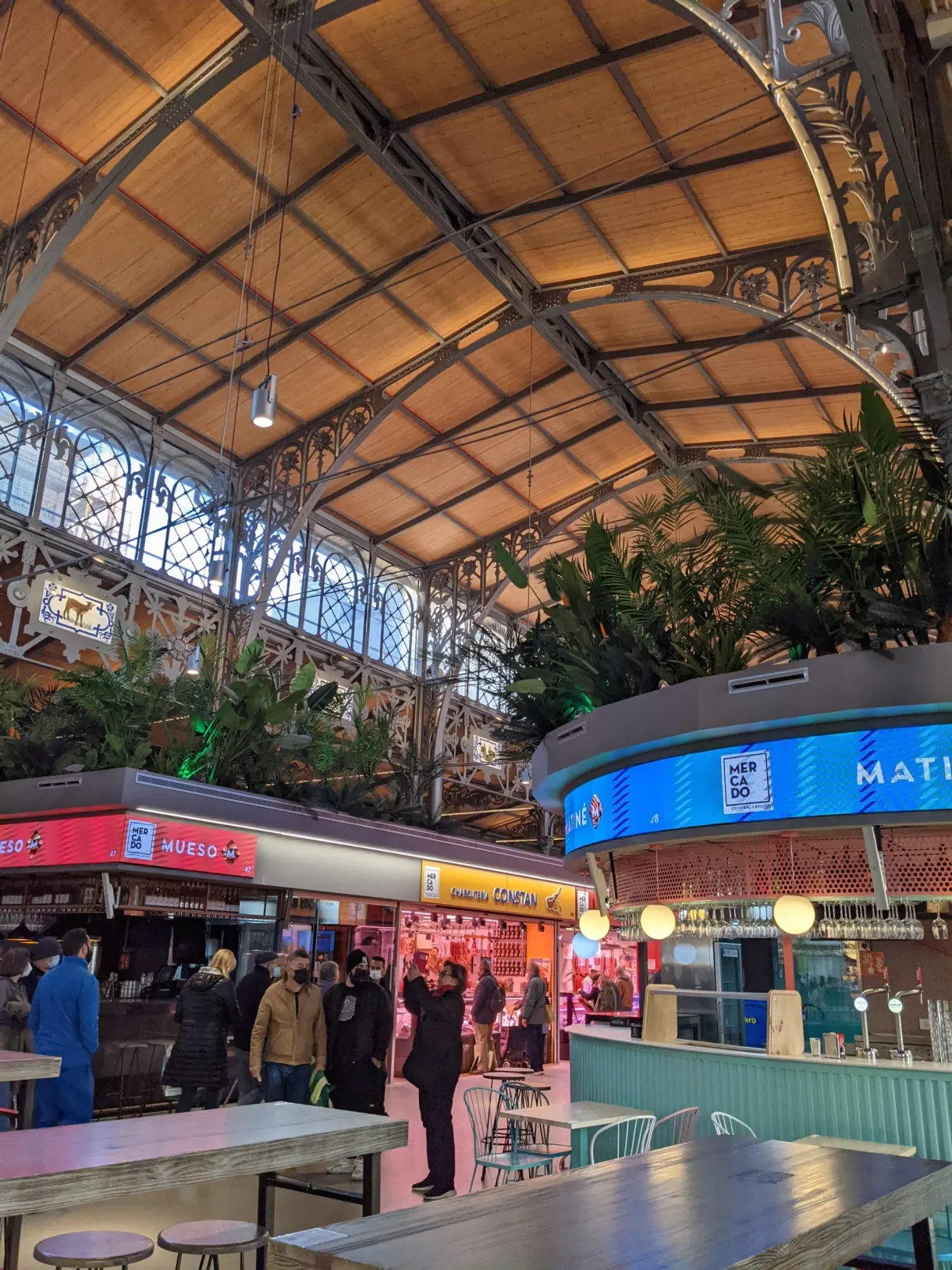 Halle métallique du marché couvert et ses étals colorés