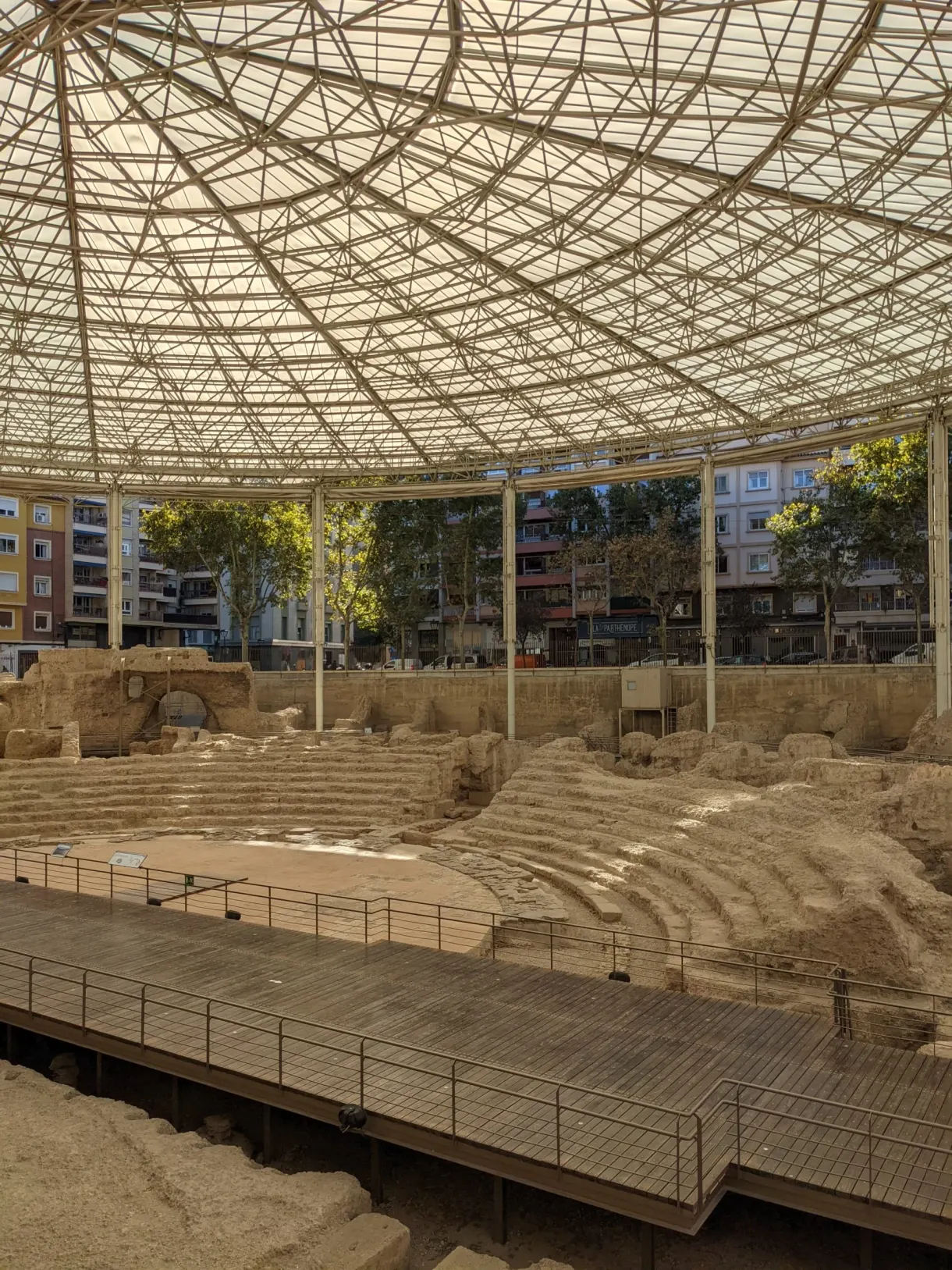 Gradins du théâtre romain protégés par une verrière