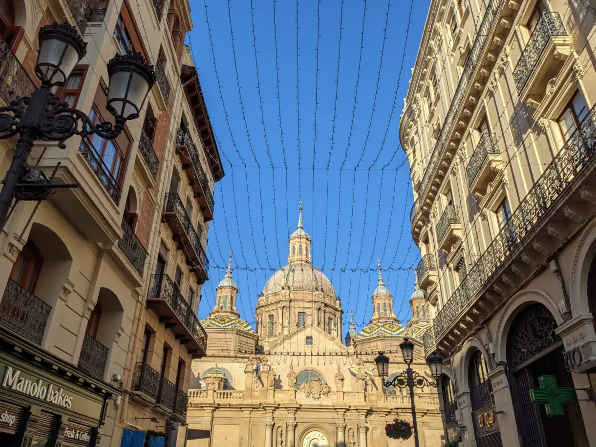 Guirlandes tendues au-dessus d'une rue vers les dômes du Pilar
