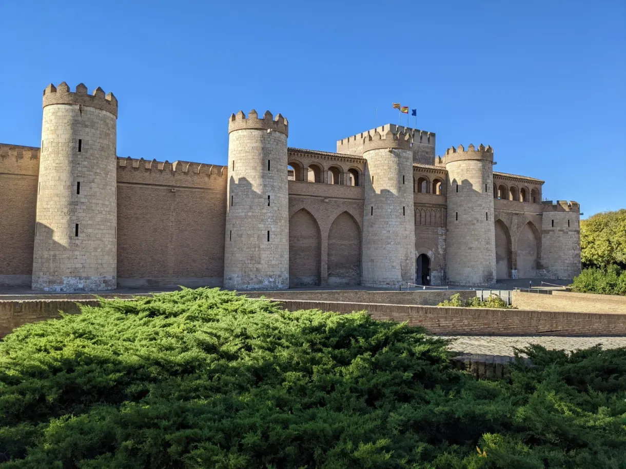 Murailles crénelées de l'Aljafería au-dessus des haies