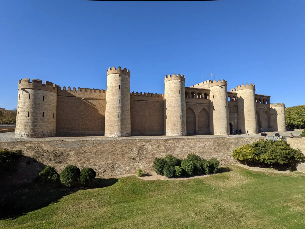 Enfilade de tours rondes du palais de l'Aljafería