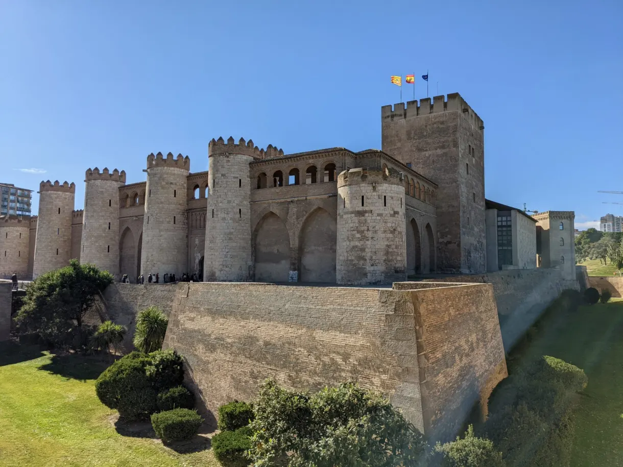 Drapeau d'Aragon flottant sur le donjon du palais
