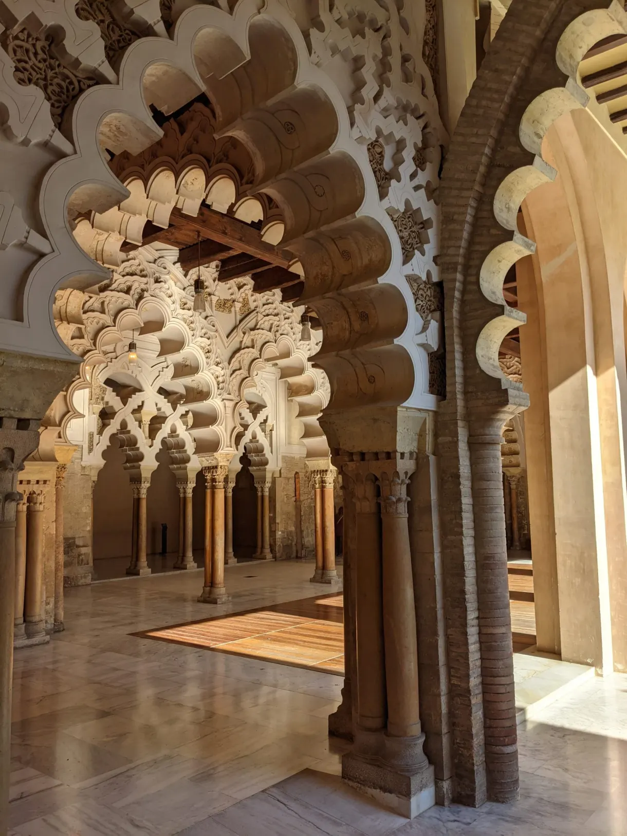 Arcades mudéjares finement sculptées en enfilade