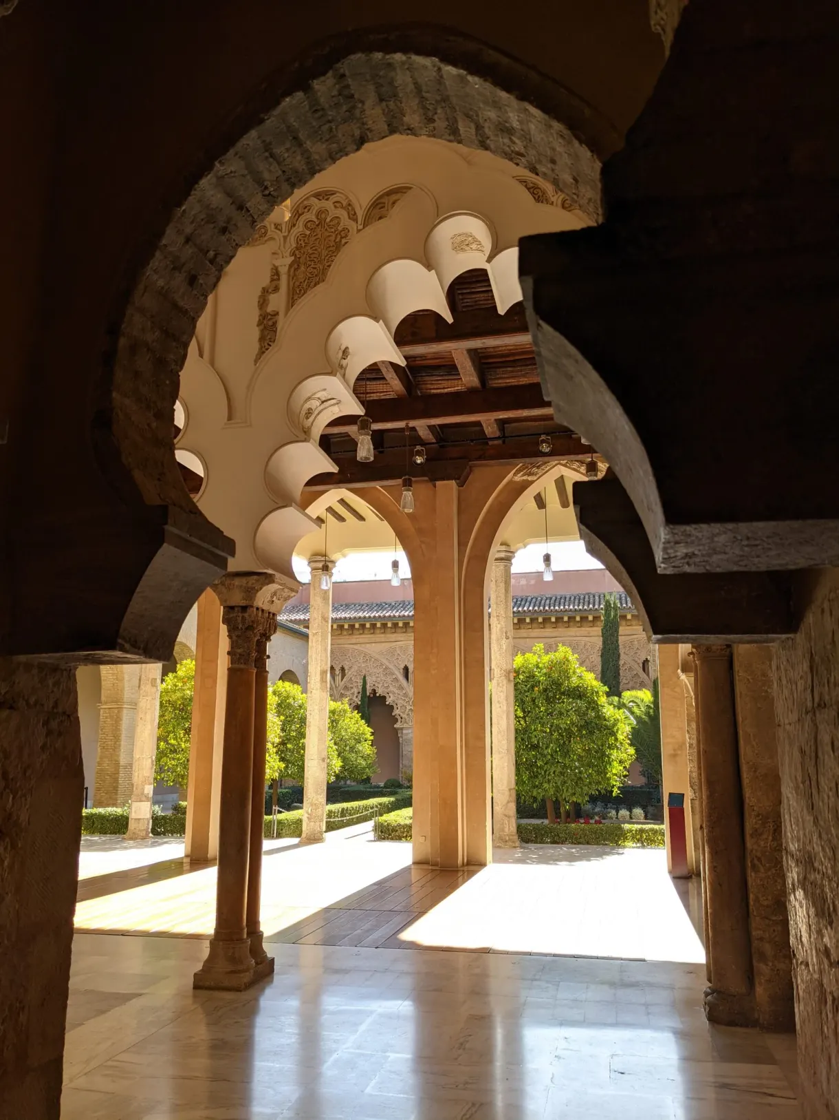 Portique à colonnes ouvrant sur le patio ensoleillé