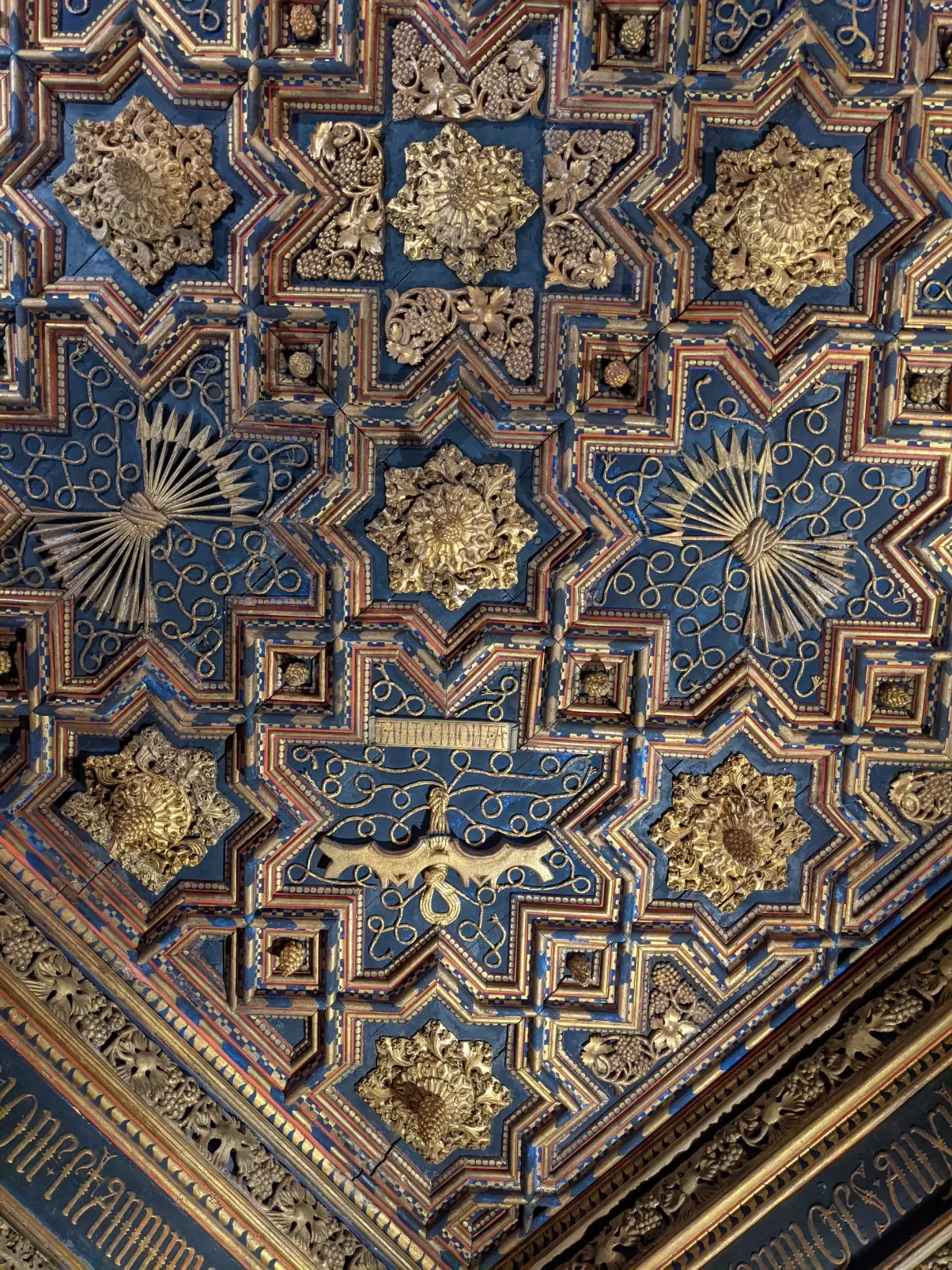 Coupole bleu et or à motifs étoilés en gros plan