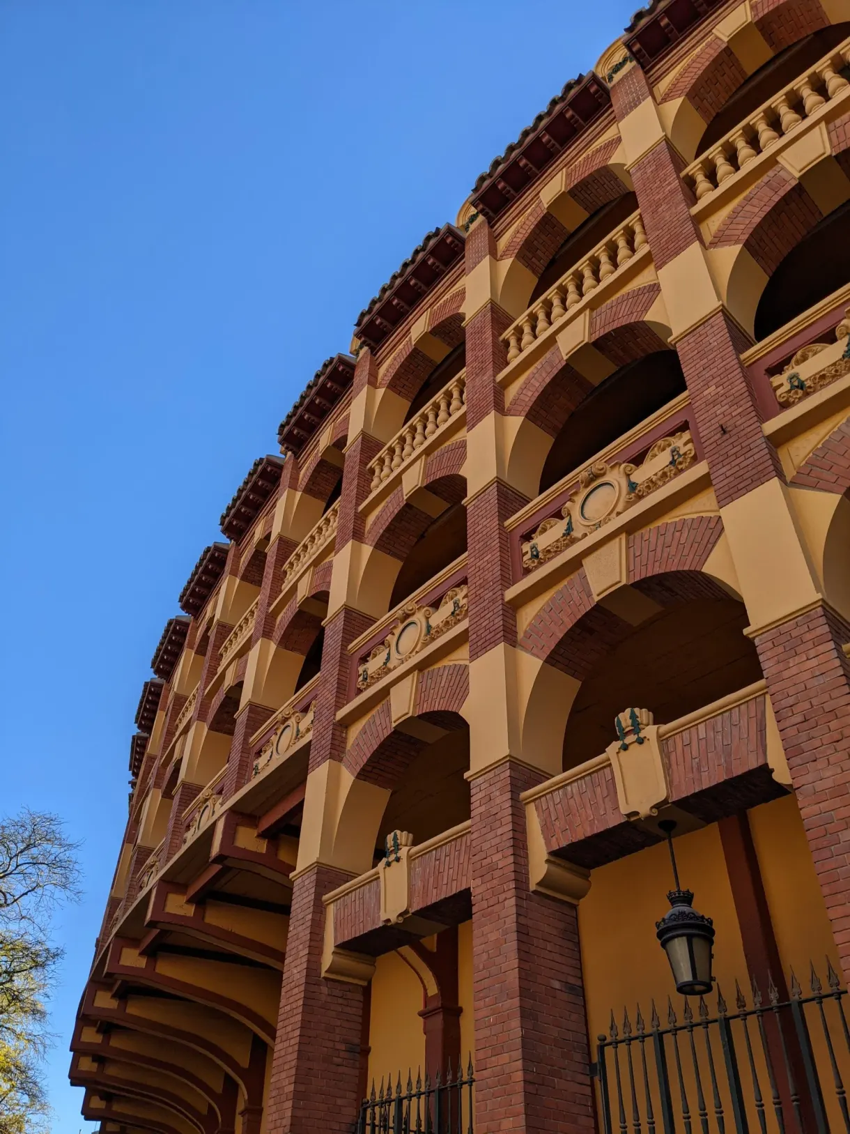 Arènes de brique et leurs arcades superposées