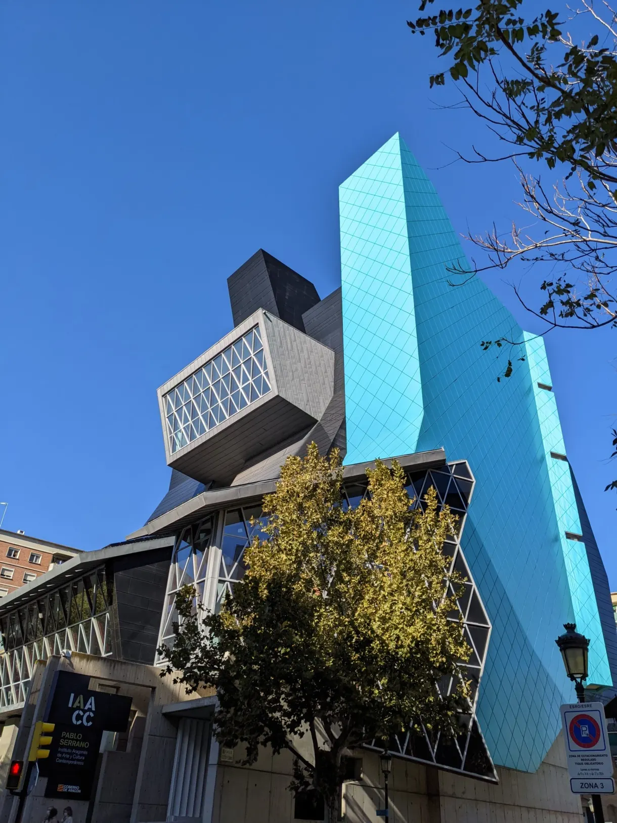 Bâtiment contemporain à facettes bleues et noires