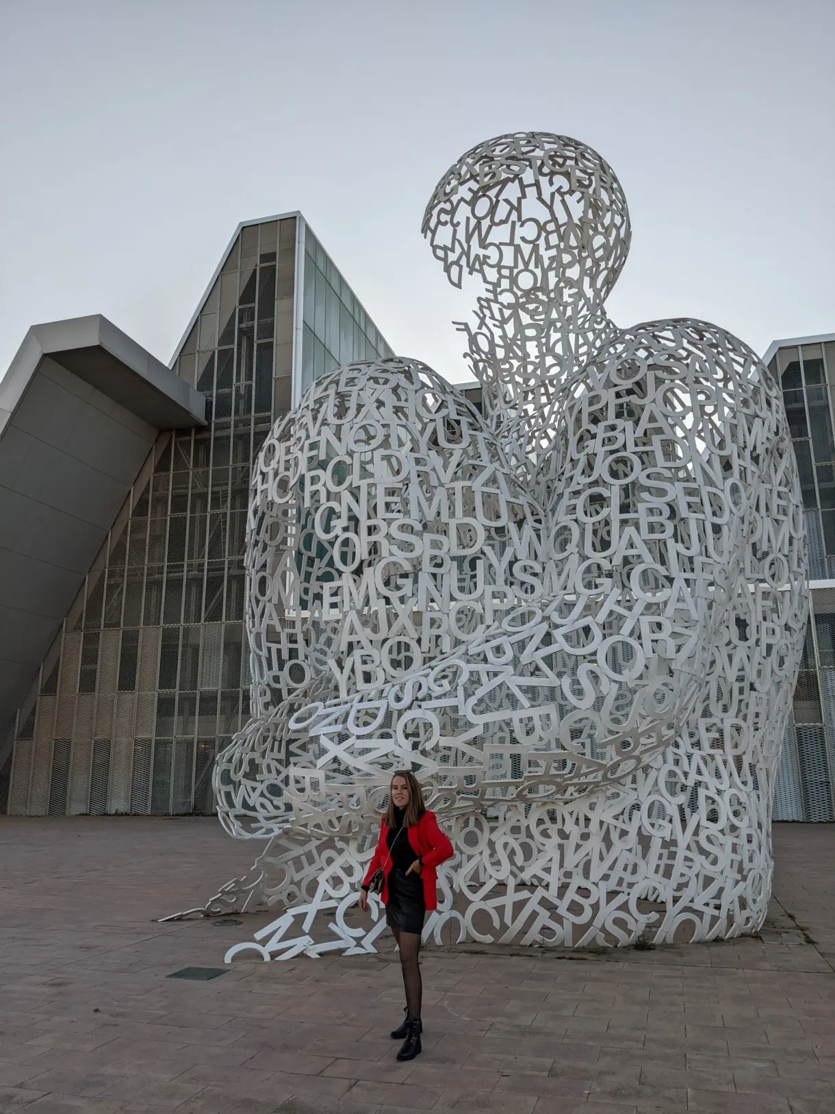 Sculpture blanche ajourée et passante en manteau rouge