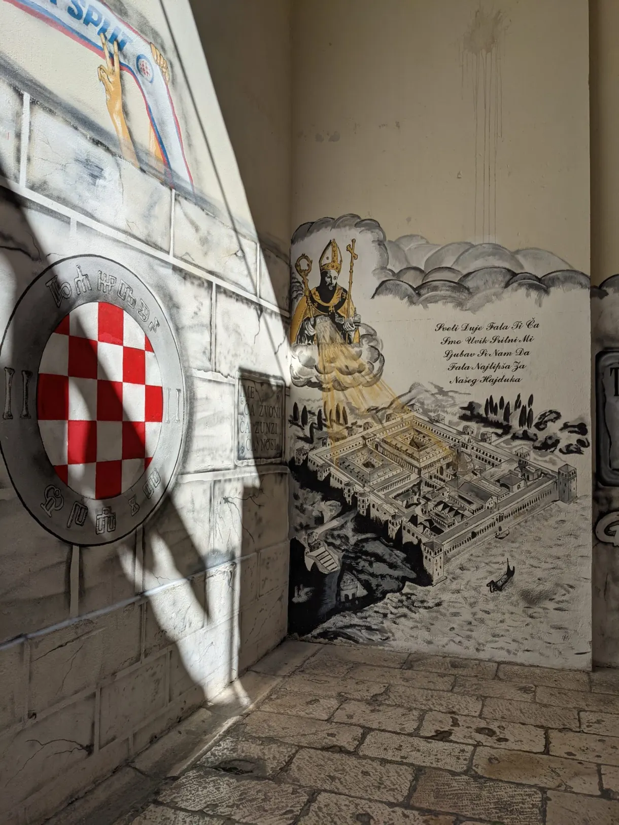 Blason croate en damier rouge et blanc sur un mur gravé