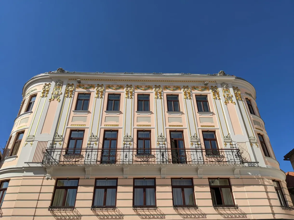 Façade arrondie néoclassique aux balcons de fer forgé