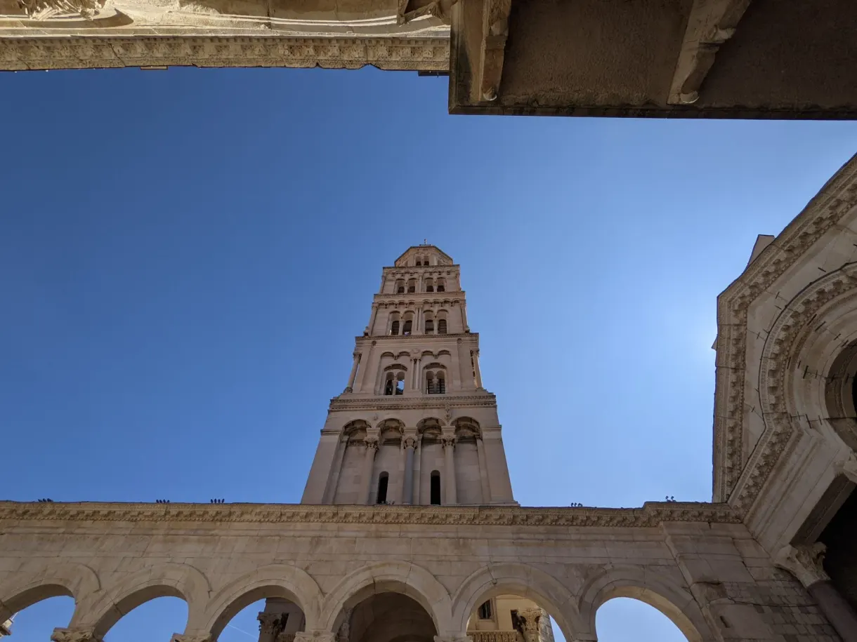 Clocher de la cathédrale en contre-plongée sur ciel bleu