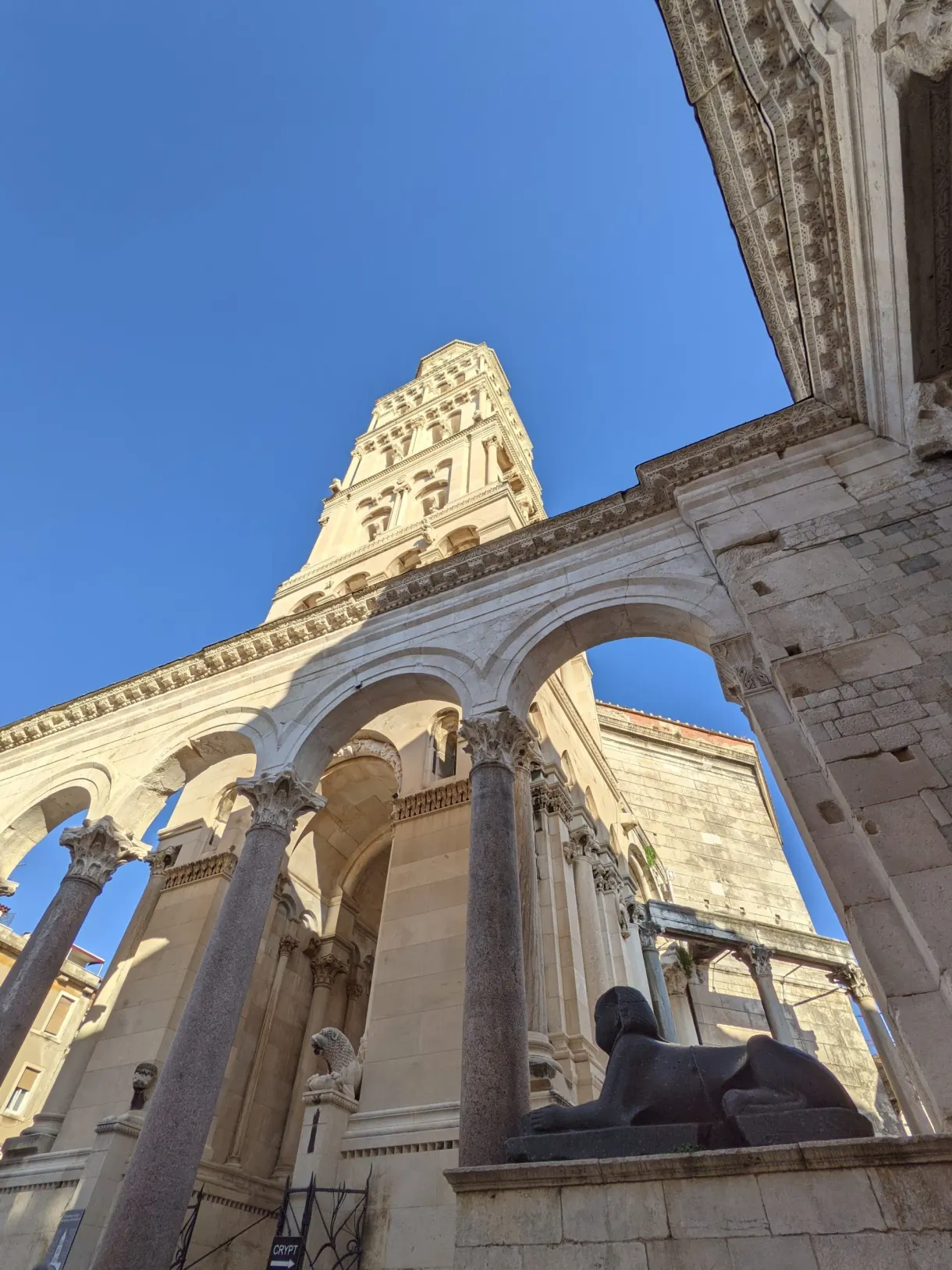 Colonnes du péristyle et campanile vus d'en bas