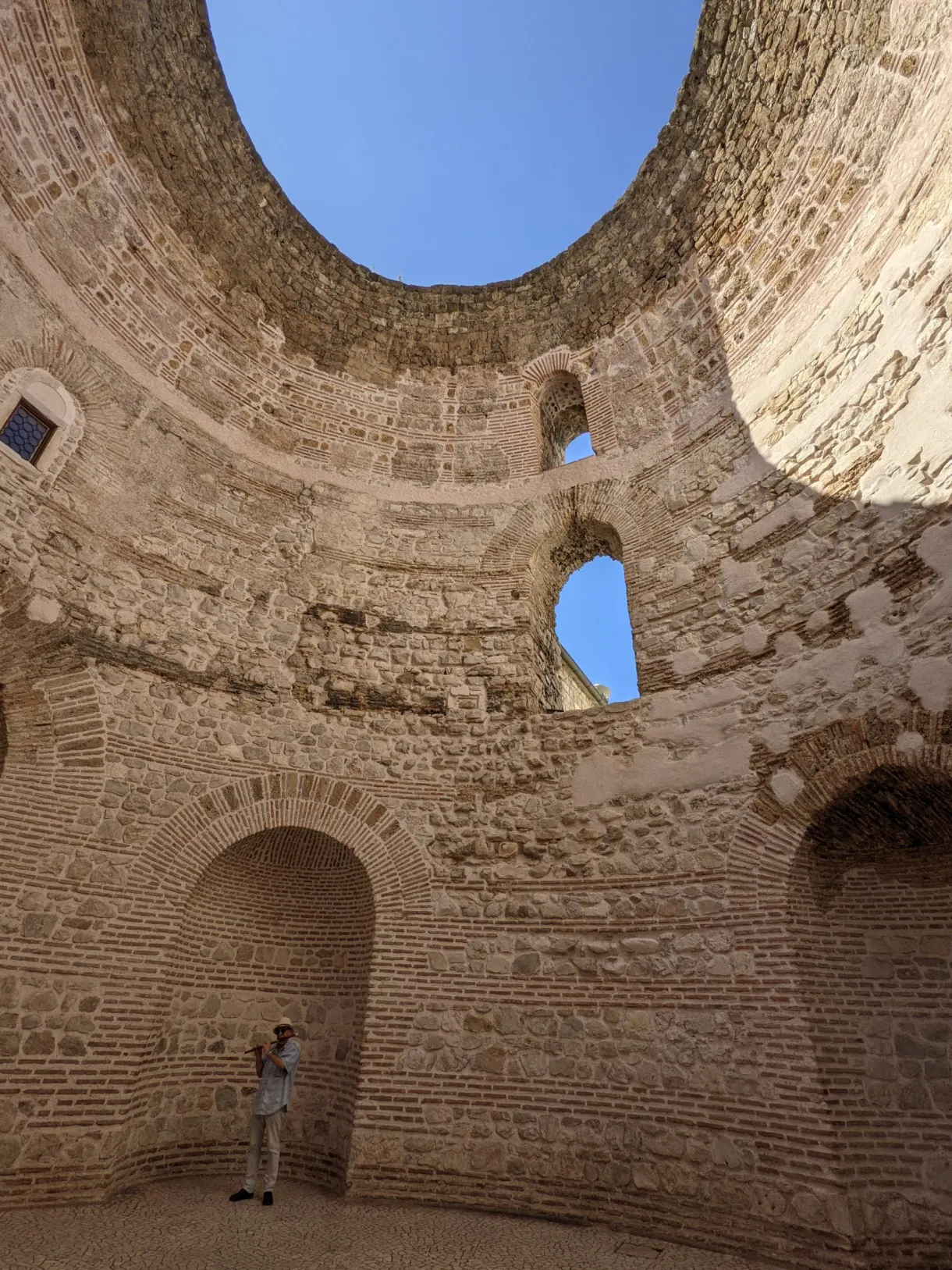 Vestibule circulaire ouvert sur le ciel par un large oculus