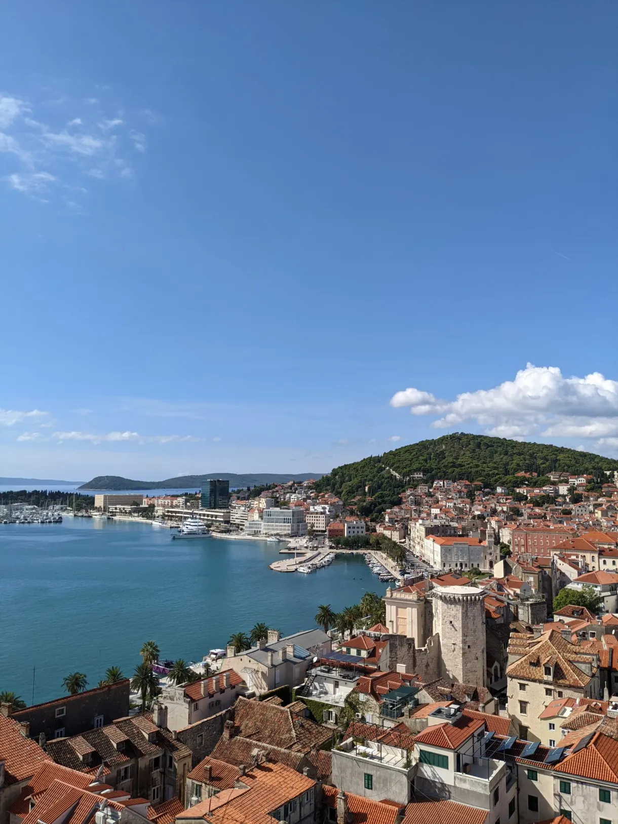Toits de tuiles, baie et collines vus depuis le clocher