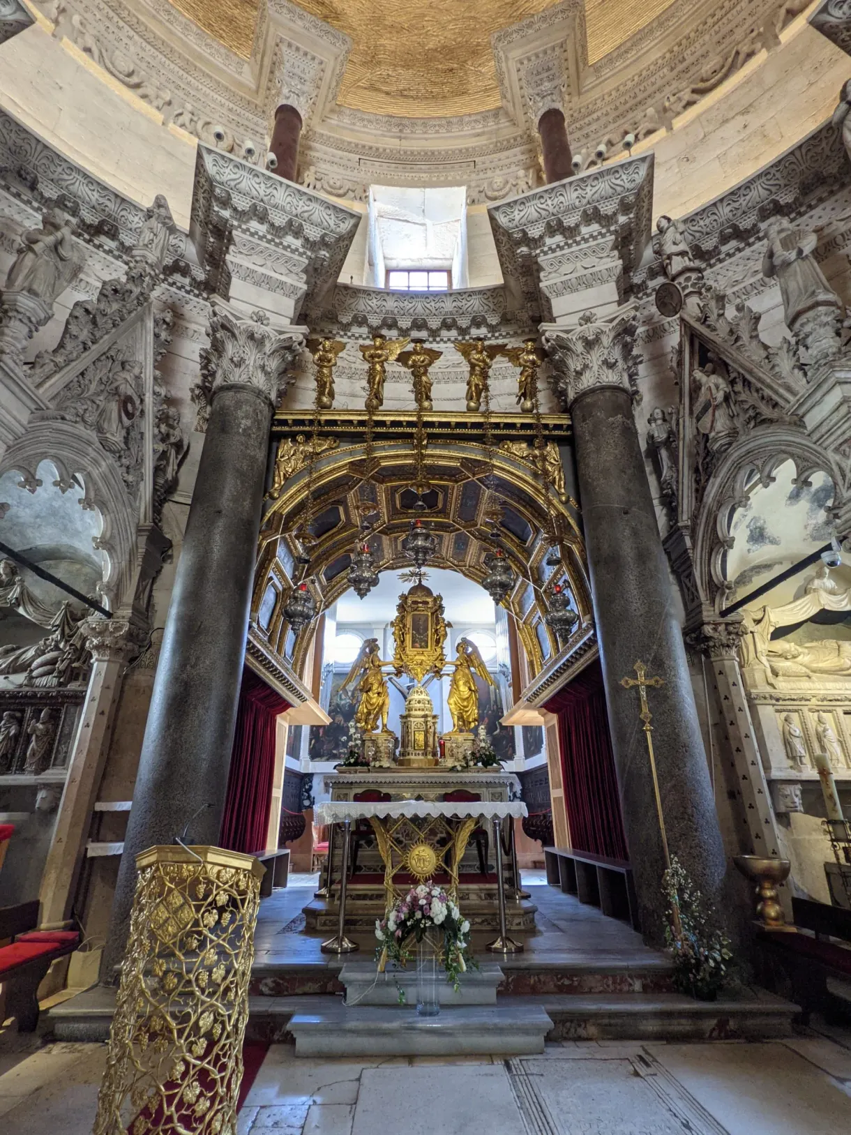 Autel baroque doré sous les colonnes d'une chapelle