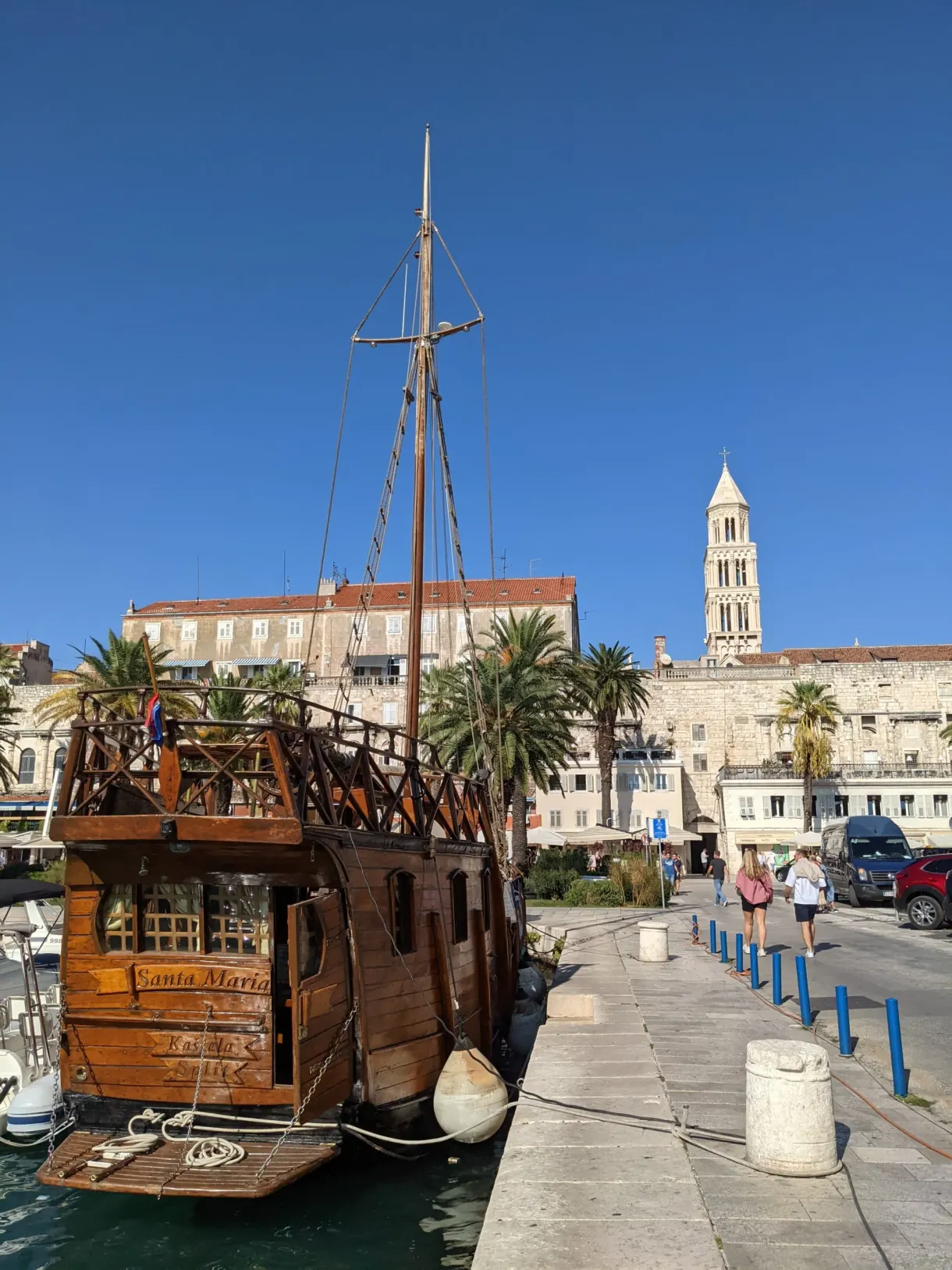 Galion en bois amarré au quai devant le clocher