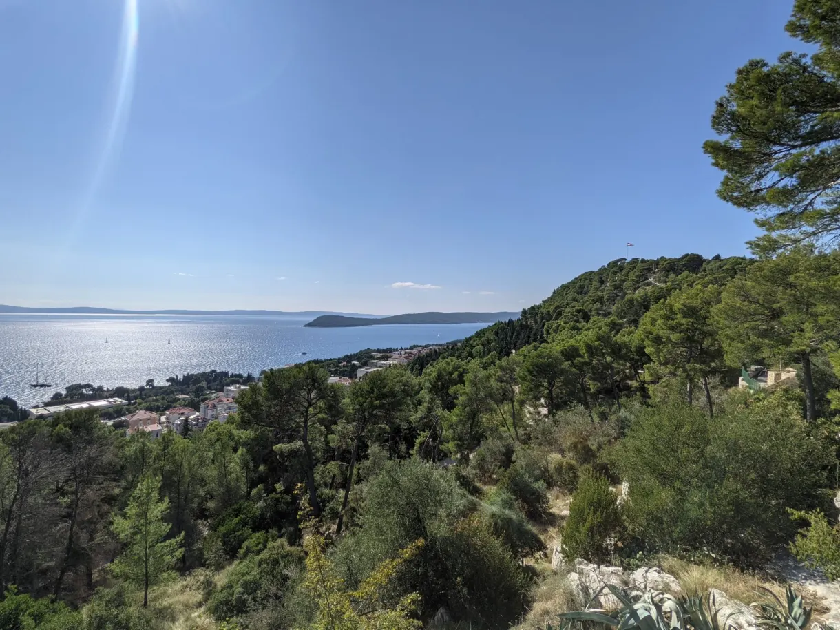 Mer scintillante et pinède vues depuis le sentier de crête