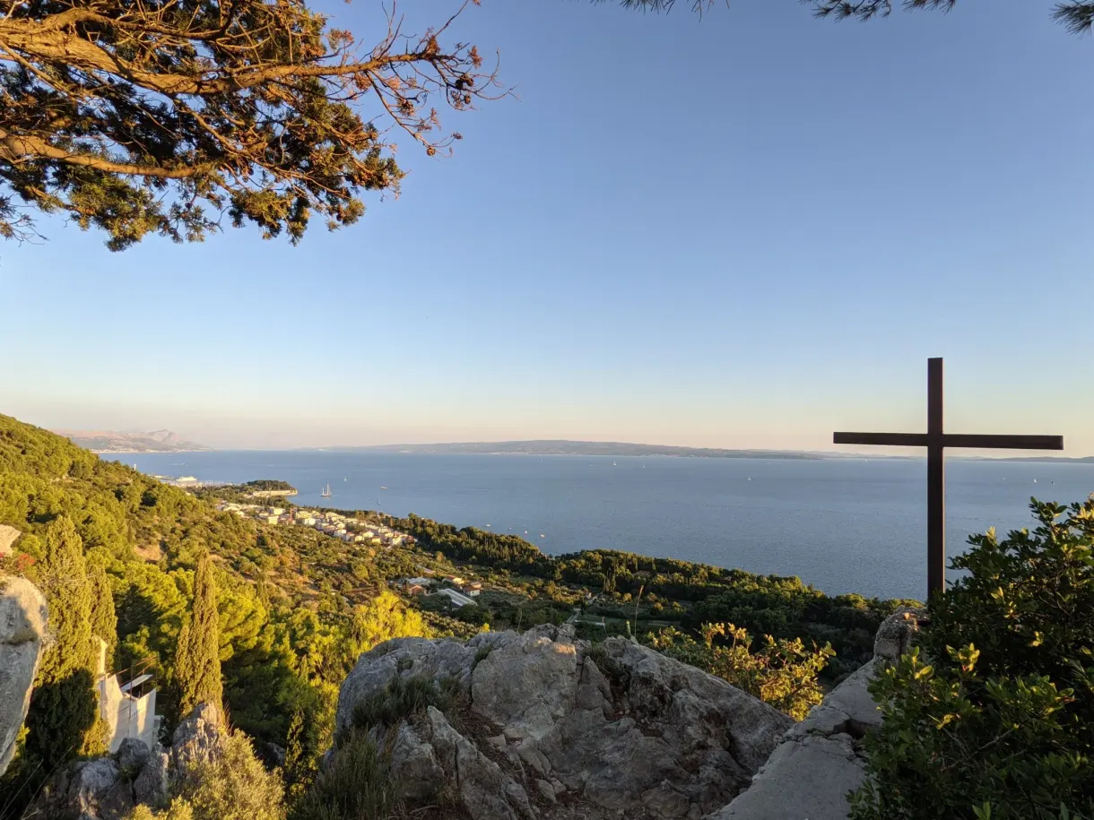 Croix de bois plantée sur un rocher au-dessus de la mer